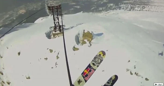 Antoine Montant se sprijină cu schiurile pe cablul telecabinei din Chamonix