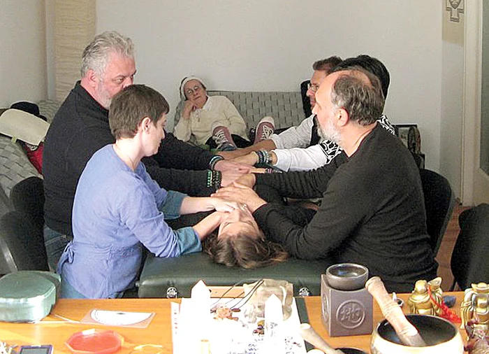 Renumitul maestru Reiki își învață elevii cum să alunge energia negativă din corp