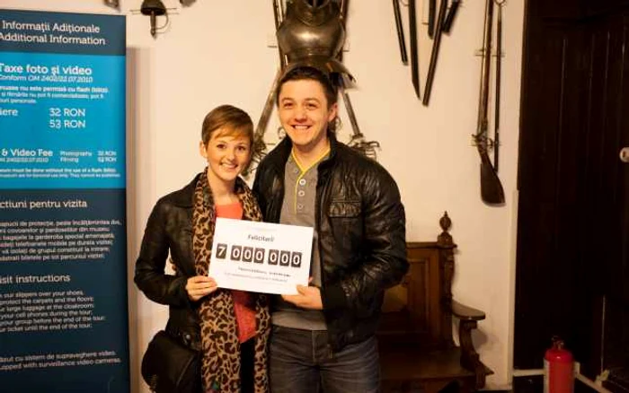 Alexandru a primit o diplomă care îi certifică „titlul“, dar şi un tur gratuit al castelului, împreună cu iubita sa englezoaică. FOTO - muzeografi Castelul Peleş
