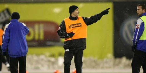 Neluţu Sabău îşi aşează jucătorii în teren