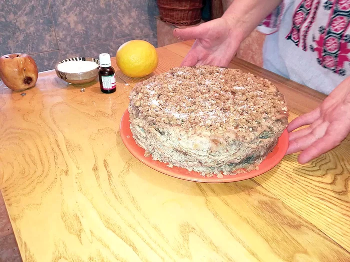 
    În final, se pun turtele unele peste altele, unse cu miere şi presărate cu nucă şi seminţe de cânepă  