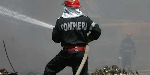 Bărbatul le-a dat foc la casă părinţilor din răzbunare