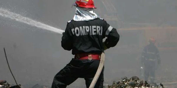 Bărbatul le-a dat foc la casă părinţilor din răzbunare