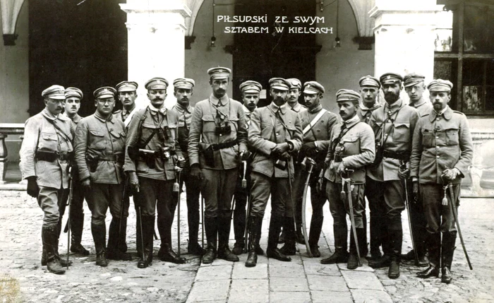 4 1914 Piłsudski (centru), împreună cu Statul Major, la Kielce, în august 1914 jpg jpeg