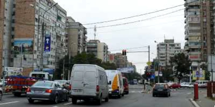 Bulgarii furau maşinile oprite în trafic, după ce le dezumflau roţile