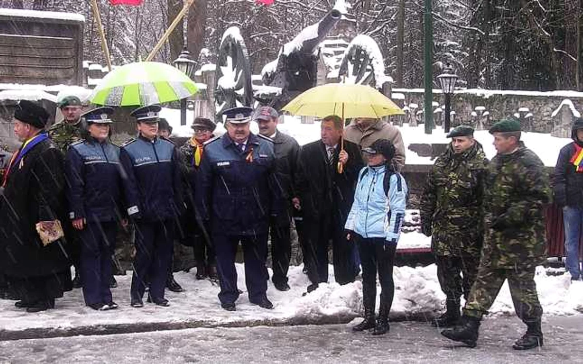 Marian Tudorică (centru, cu mustaţă) a fost arestat preventiv. FOTO buceginatura2000.wordpress.com
