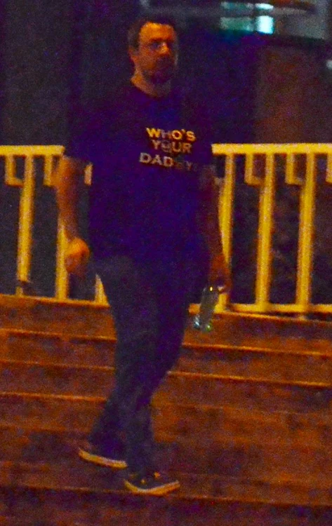 Brenciu a purtat un tricou cu "Who's Your Daddy"