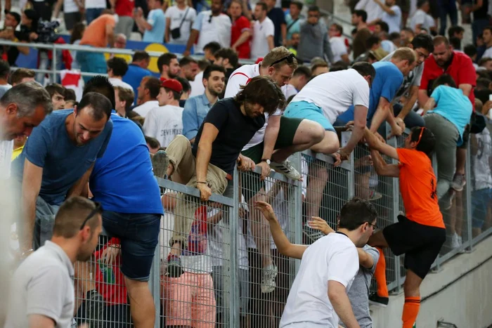 Fanii englezi pașnici fug rupând pământul din calea rușilor, încercând să evite alte ciocniri violente