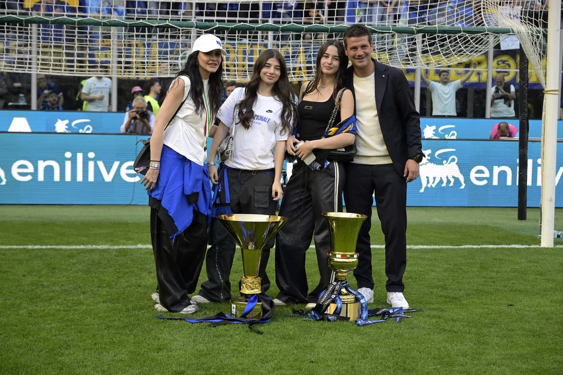 Cristi Chivu alături de toate trofeele sale: familia și cele două cupe (FOTO: Profimedia)