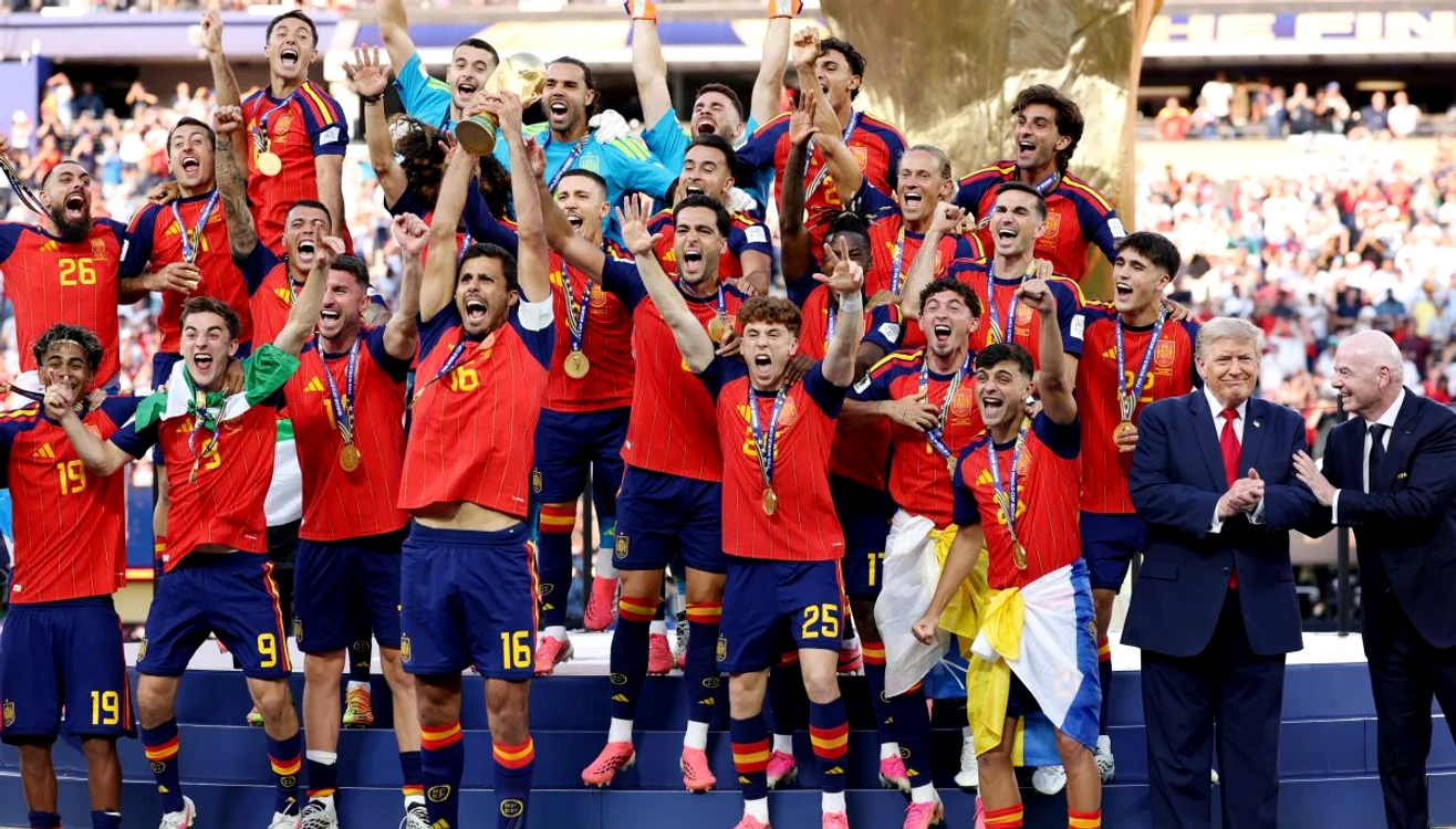 Spania, cu trofeul de campioană mondială 2026 (FOTO: Getty Images)