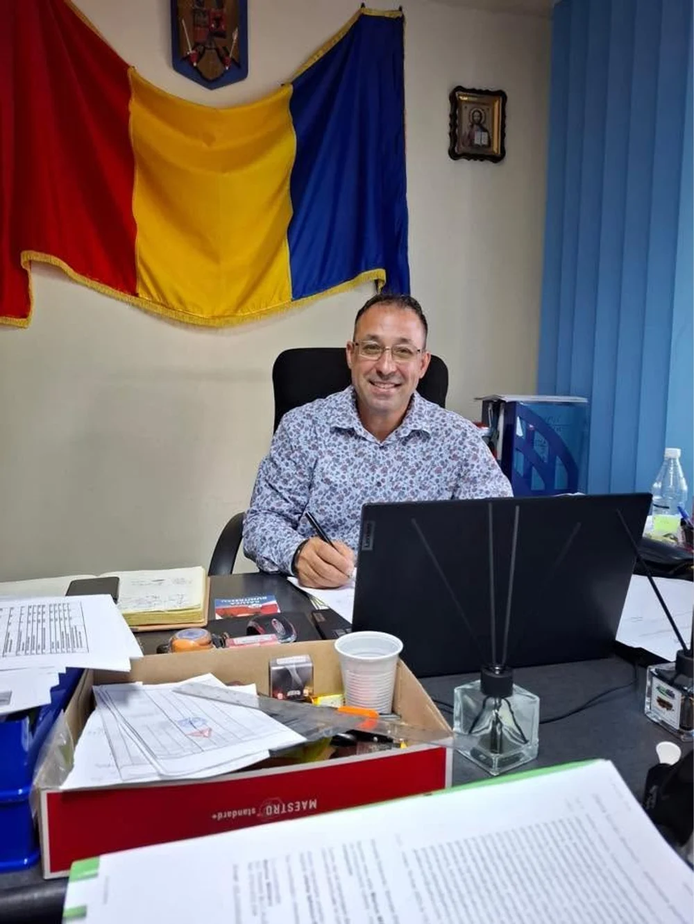 Edilul care și-a dotat primăria cu scaune de masaj s-a dat singur în judecată ca să primească mai mulți bani