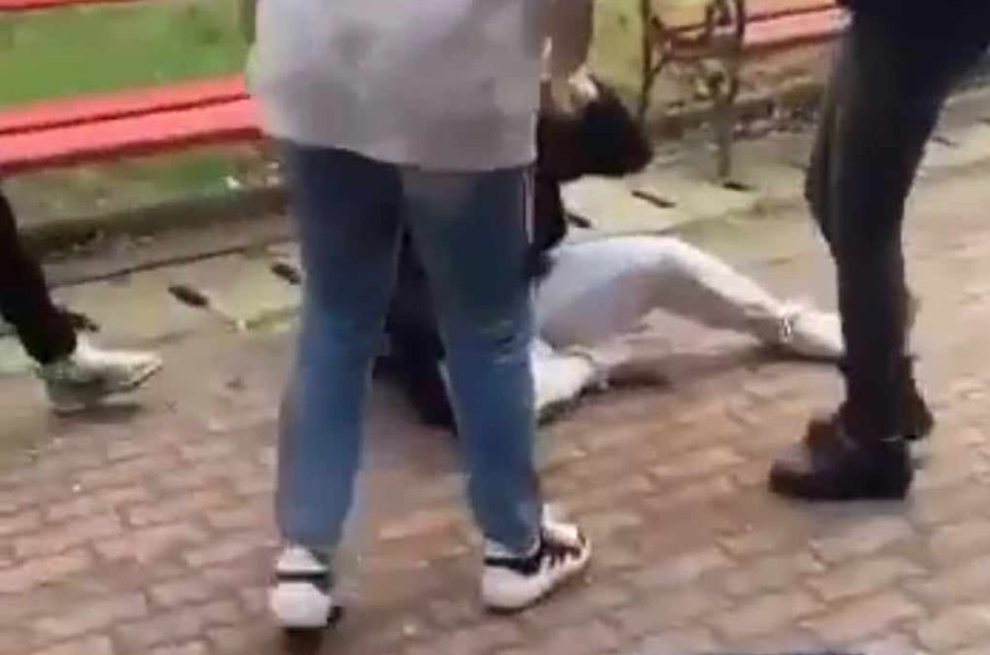 Imagini cutremurătoare cu o elevă trântită la pământ, târâtă și bătută. Anchetă pentru hărțuire și lovire VIDEO
