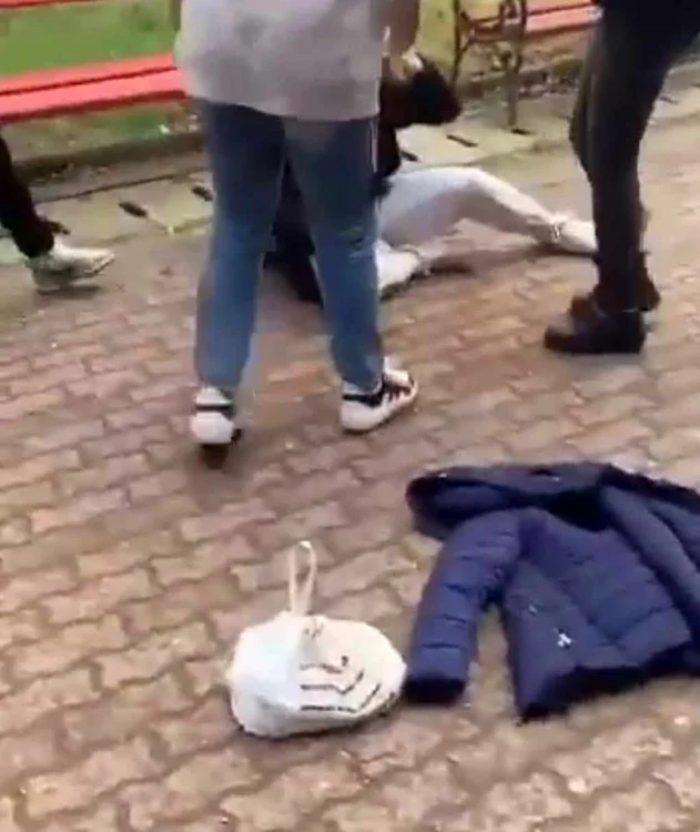 Fata este trântită la pământ FOTO captură VIDEO 