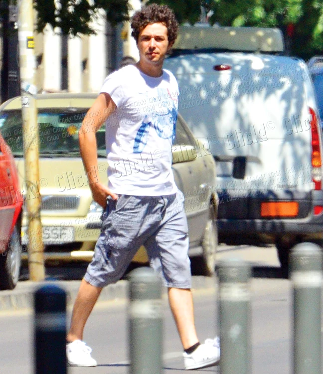 Moga a îmbrăcat un tricou cu imprimeu haios