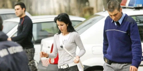 Ionuţ Rentea (dreapta),  fiul victimei, la locul incidentului