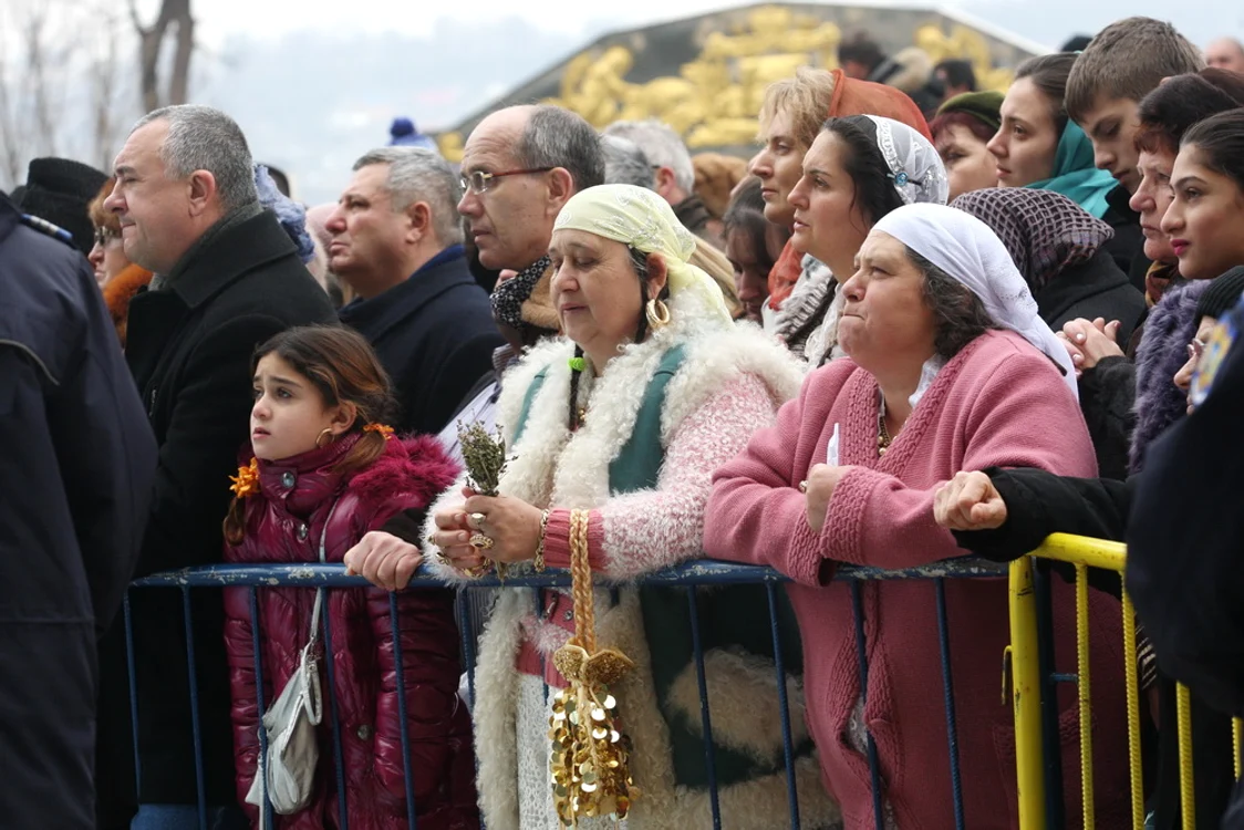 
    Țigăncile au îmbrăcat cele mai bune haine  