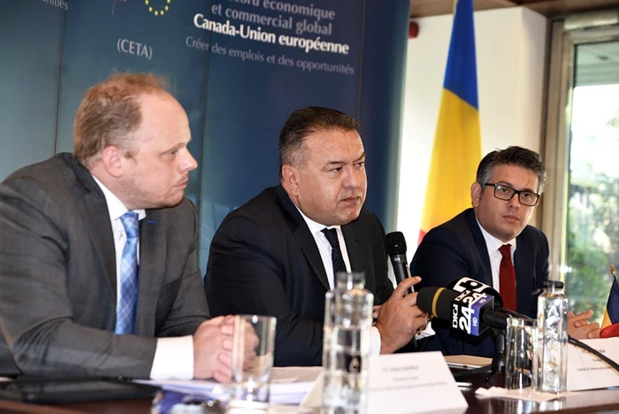 Ambasadorul Canadei în România, Kevin Hamilton, preşedintele CCIR, Mihai Daraban, şi Secretarul de Stat în Ministerul Mediului de Afaceri, Sterică Fundulea