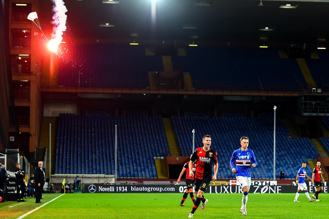
    Fumigena a căzut pe teren la începutul meciului dintre Sampdoria și GenoaFoto: EPA-EFE  