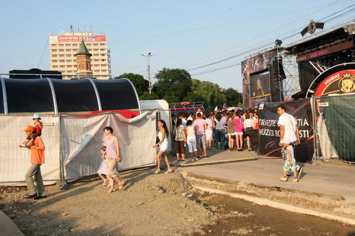  Sute de tineri s-au distrat în faţa Palatului Culturii