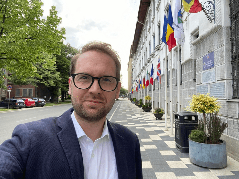 Dominic Fritz, primarul Timișoarei, revoltat de vandalizarea mașinii viceprimarului Cosmin Tabără