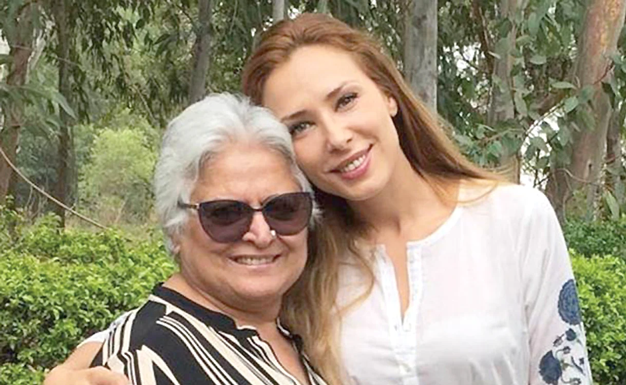 Iulia Vântur, alături de actrița Bina Kak, mama lui salman în filmul ”Sultanul”