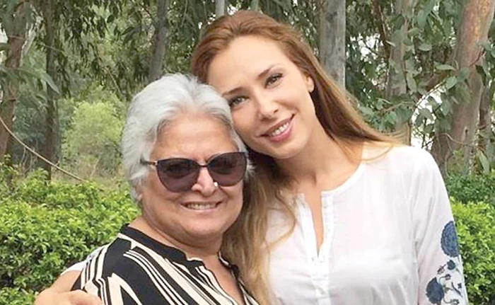 
    Iulia Vântur, alături  de actrița Bina Kak,  mama lui salman în filmul ”Sultanul”  