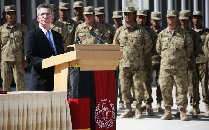 Ministrul german al Apărării Thomas de Maiziere (stânga), în faţa trupelor germane şi afgane. FOTO: Reuters