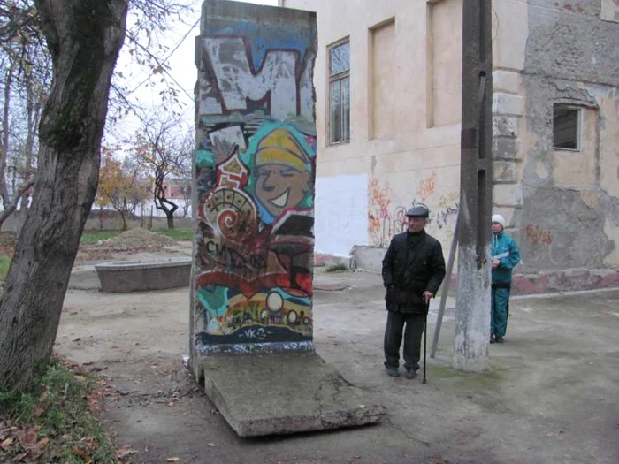 O bucată din Zidul Berlinului a fost adusă la Timişoara