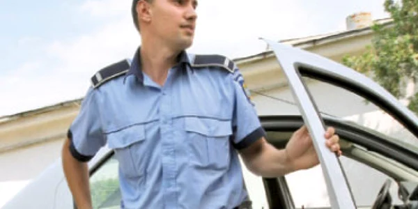 Împuşcat în picior de un poliţist