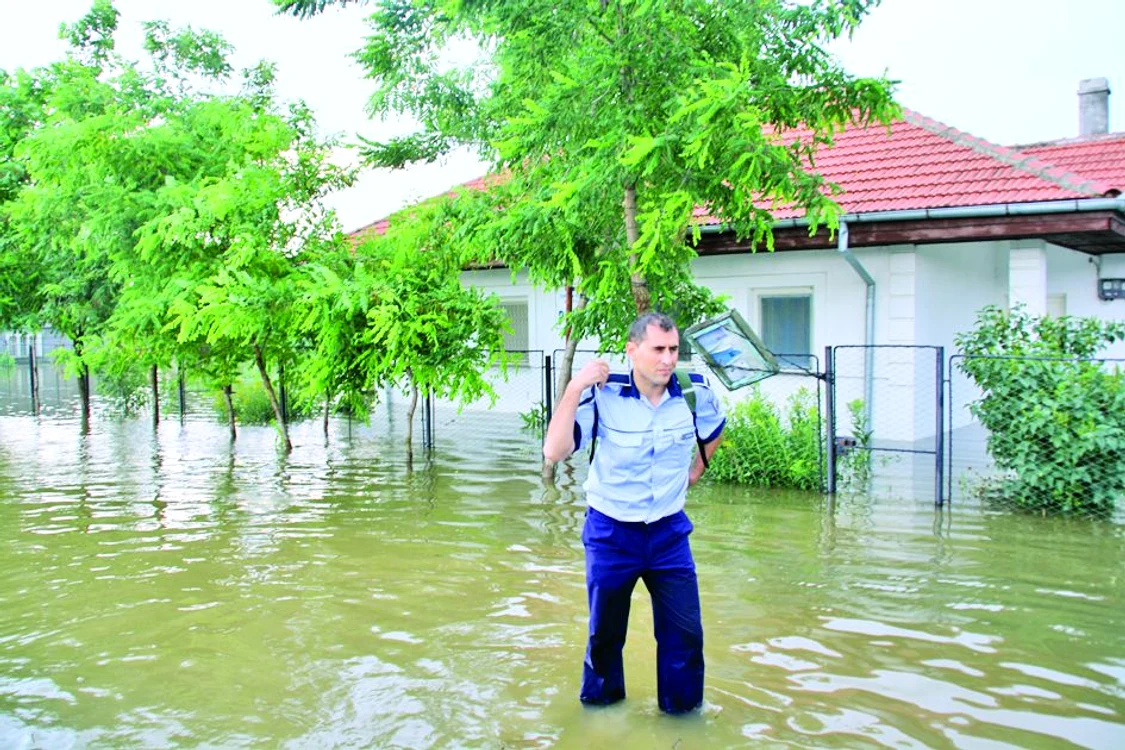 Poliţiştii au patrulat în  apa până la genunchi