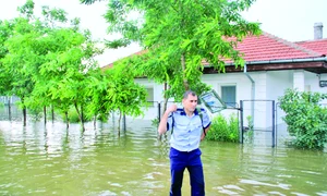 Poliţiştii au patrulat în  apa până la genunchi jpeg