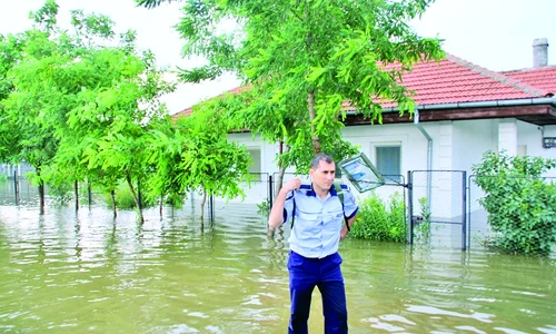 Poliţiştii au patrulat în  apa până la genunchi jpeg
