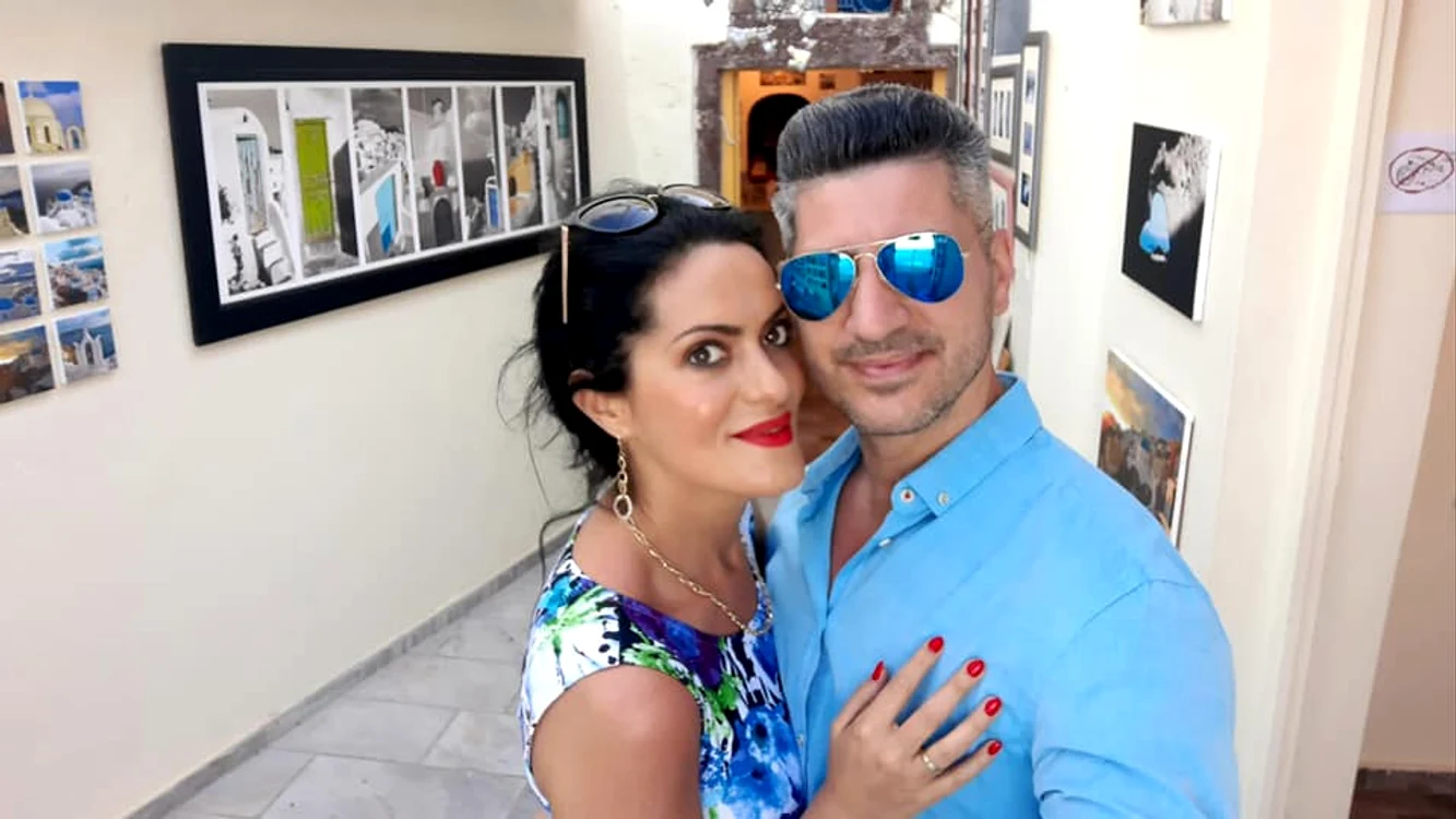 
    Lavinia Tatomir și Laurențiu Cârstea, bucurându-se de plajă, în Santorinifoto: arhiva personală  
