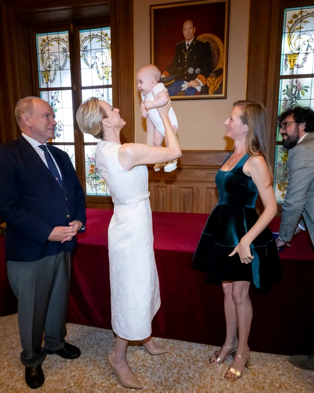 Prințesa Charlene de Monaco, drăgăstoasă cu un bebeluș.