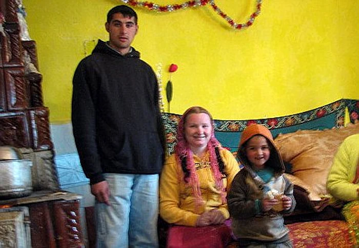 Rifca Stănescu alături de soț și de unul dintre copii. Foto: Daily Mail