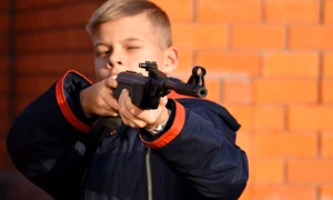 baiat arma shutterstock jpg