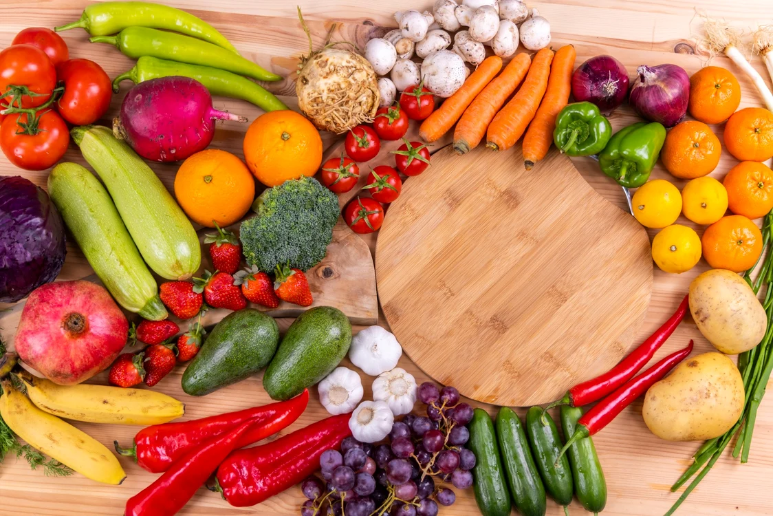 Foto legume variate așezate pe un tocător de lemn 
