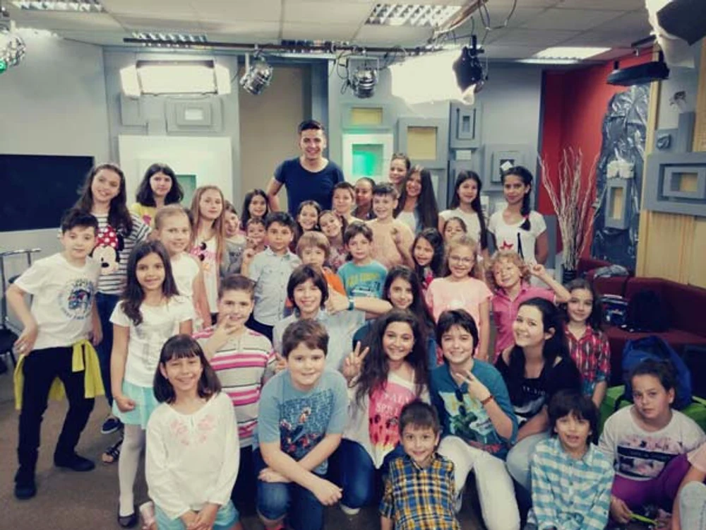 Lucian Popescu le-a făcut o surpriză plăcută copiilor Foto: Prima TV