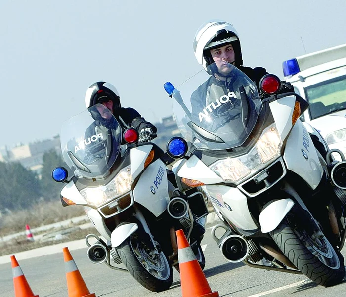 Poliţiştii de la Brigada Rutieră se strecoară uşor în trafic cu vehiculele pe două roţi