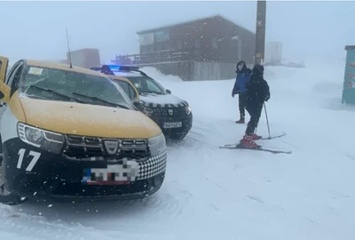 Un taximetrist a ajuns cu mașina pe pârtia de schi pentru a lăsa un client png