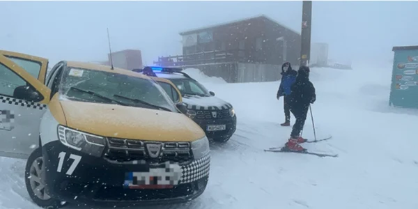 Un taximetrist a ajuns cu mașina pe pârtia de schi pentru a lăsa un client png