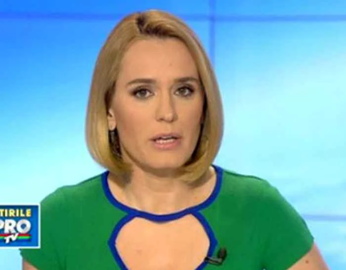 
    Andreea Esca, cu bluza verde la Ştirile de la 19.00.  