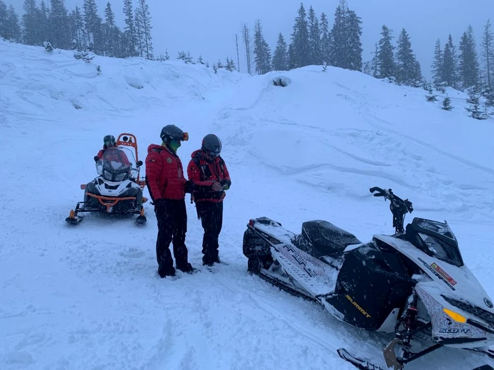 Schiori rătăciți în afara pârtiilor de la Transalpina Ski Vâlcea Foto Salvamont jpg