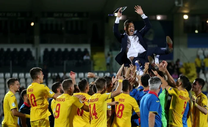 Selecționerul Rădoi, aruncat în sus de tinerii tricolori la Euro 2019