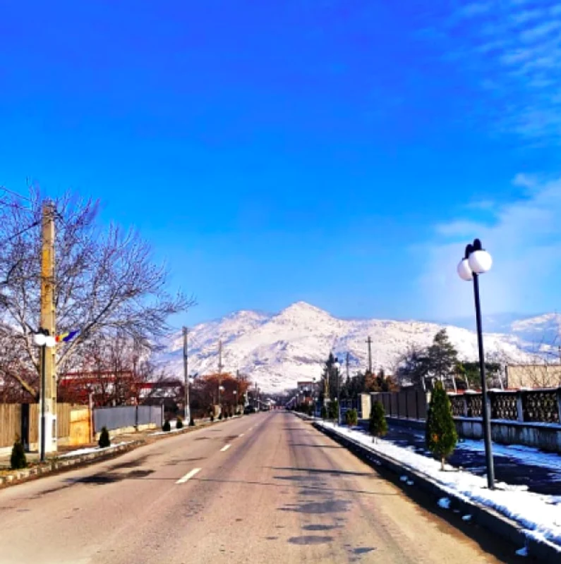 Zăpadă pe Munţii Măcinului la Greci - Dobrogea Sursa Ştefan Cioran