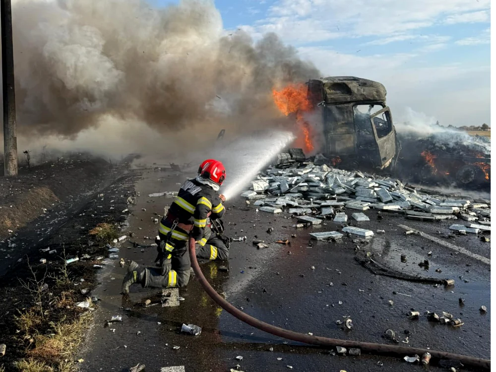 Accident rutier între două camioane și o mașină/FOTO: IPJ Mehedinți