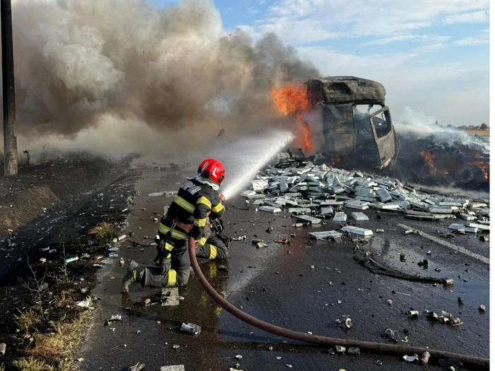 Accident rutier între două camioane și o mașină/FOTO: IPJ Mehedinți