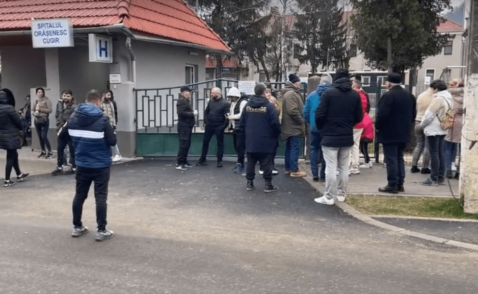 Protest la Spitalul Orășenesc Cugir. Scandalul dintre doi medici a scos oamenii în stradă