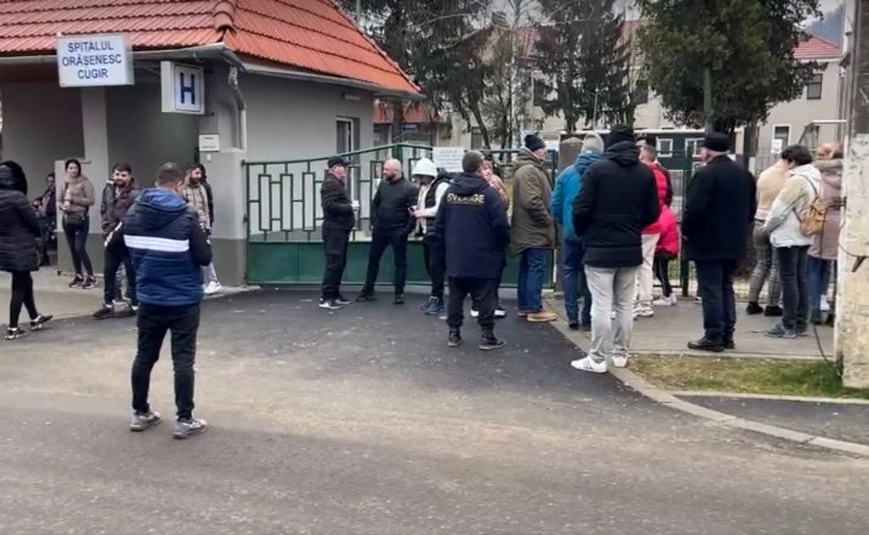 Mai multe persoane s-au adunat la poarta spitalului FOTO alba24.ro