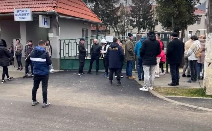 Mai multe persoane s-au adunat la poarta spitalului FOTO alba24.ro